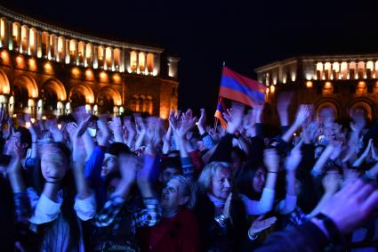 Армения, Ереван. Митинг сторонников оппозиционной парламентской фракции `Елк` на площади Республики.