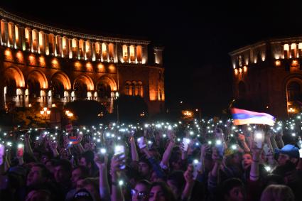 Армения, Ереван. Митинг сторонников оппозиционной парламентской фракции `Елк` на площади Республики.