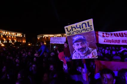 Армения, Ереван. Митинг сторонников оппозиционной парламентской фракции `Елк` на площади Республики.