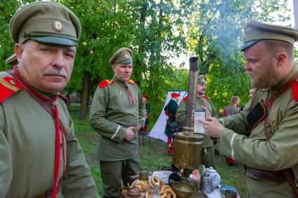 Санкт-Петербург. Выступление исторических реконструкторов на площадке перед музеем А.В.Суворова в рамках акции `Ночь музеев`.