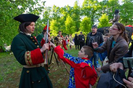 Санкт-Петербург. Выступление исторических реконструкторов на площадке перед музеем А.В.Суворова в рамках акции `Ночь музеев`.