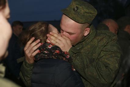 Барнаул. Призывник на железнодорожном вокзале перед отправкой на службу.