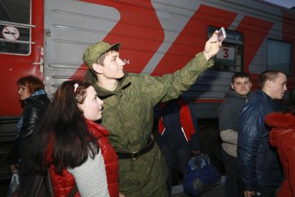 Барнаул. Призывник на железнодорожном вокзале фотографируется с девушкой перед отправкой на службу.