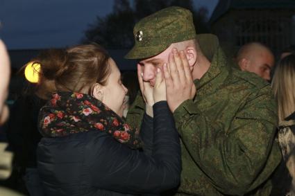 Барнаул. Призывник на железнодорожном вокзале перед отправкой на службу.