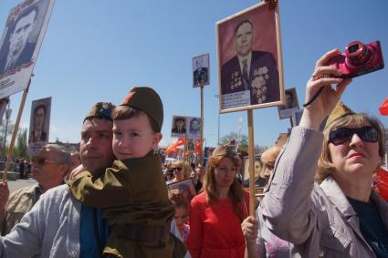 Самара. Участники акции `Бессмертный полк` в честь 73-й годовщины Победы в Великой Отечественной войне.