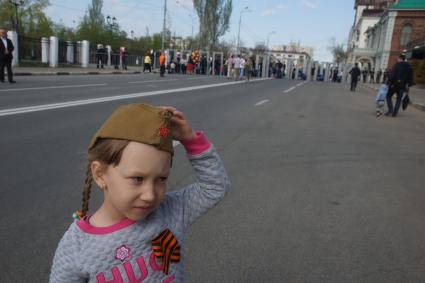 Самара. Девочка в армейской пилотке во время  празднования Дня Победы.