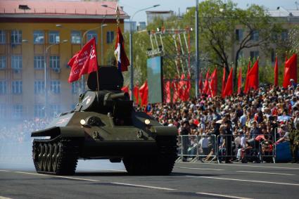 Самара. Танк Т-34 на военном параде, посвященном 73-й годовщине Победы  в Великой Отечественной войне.