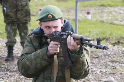 Бийск. Учащиеся десятых классов на военно-полевых сборах в Горно-Алтайском центре допризывной подготовки на  базе зенитно-ракетного соединения Центрального военного округа.