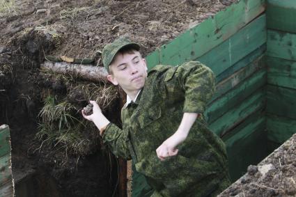 Бийск. Учащиеся десятых классов на военно-полевых сборах в Горно-Алтайском центре допризывной подготовки на  базе зенитно-ракетного соединения Центрального военного округа.