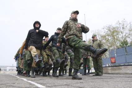 Бийск. Учащиеся десятых классов на военно-полевых сборах в Горно-Алтайском центре допризывной подготовки на  базе зенитно-ракетного соединения Центрального военного округа.