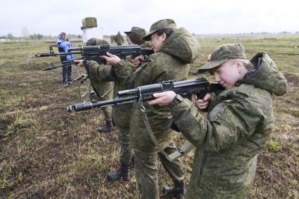 Бийск. Учащиеся десятых классов на военно-полевых сборах в Горно-Алтайском центре допризывной подготовки на  базе зенитно-ракетного соединения Центрального военного округа.