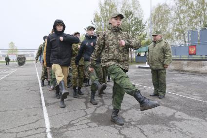 Бийск. Учащиеся десятых классов на военно-полевых сборах в Горно-Алтайском центре допризывной подготовки на  базе зенитно-ракетного соединения Центрального военного округа.