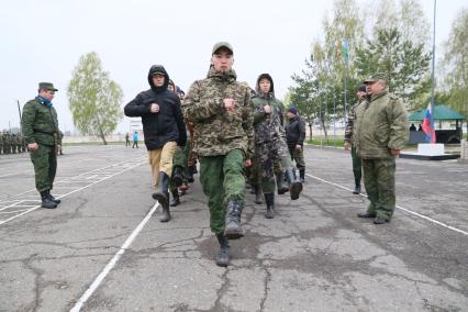 Бийск. Учащиеся десятых классов на военно-полевых сборах в Горно-Алтайском центре допризывной подготовки на  базе зенитно-ракетного соединения Центрального военного округа.