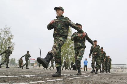 Бийск. Учащиеся десятых классов на военно-полевых сборах в Горно-Алтайском центре допризывной подготовки на  базе зенитно-ракетного соединения Центрального военного округа.