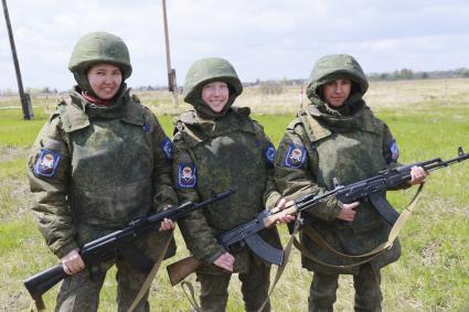 Бийск. Учащиеся десятых классов на военно-полевых сборах в Горно-Алтайском центре допризывной подготовки на базе зенитно-ракетного соединения Центрального военного округа.