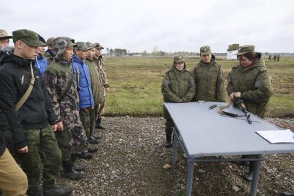 Бийск. Учащиеся десятых классов на военно-полевых сборах в Горно-Алтайском центре допризывной подготовки на  базе зенитно-ракетного соединения Центрального военного округа.