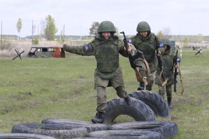 Бийск. Учащиеся десятых классов на военно-полевых сборах в Горно-Алтайском центре допризывной подготовки на  базе зенитно-ракетного соединения Центрального военного округа.