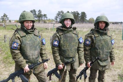 Бийск. Учащиеся десятых классов на военно-полевых сборах в Горно-Алтайском центре допризывной подготовки на  базе зенитно-ракетного соединения Центрального военного округа.