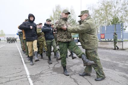 Бийск. Учащиеся десятых классов на военно-полевых сборах в Горно-Алтайском центре допризывной подготовки на  базе зенитно-ракетного соединения Центрального военного округа.