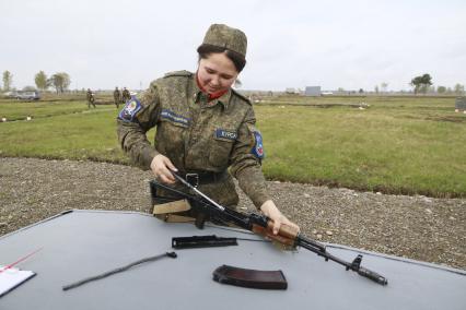 Бийск. Учащиеся десятых классов на военно-полевых сборах в Горно-Алтайском центре допризывной подготовки на  базе зенитно-ракетного соединения Центрального военного округа.