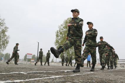 Бийск. Учащиеся десятых классов на военно-полевых сборах в Горно-Алтайском центре допризывной подготовки на  базе зенитно-ракетного соединения Центрального военного округа.