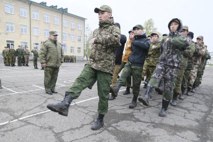 Бийск. Учащиеся десятых классов на военно-полевых сборах в Горно-Алтайском центре допризывной подготовки на  базе зенитно-ракетного соединения Центрального военного округа.