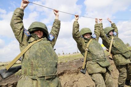 Бийск. Учащиеся десятых классов на военно-полевых сборах в Горно-Алтайском центре допризывной подготовки на  базе зенитно-ракетного соединения Центрального военного округа.