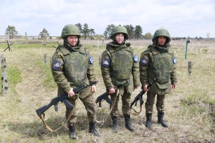 Бийск. Учащиеся десятых классов на военно-полевых сборах в Горно-Алтайском центре допризывной подготовки на  базе зенитно-ракетного соединения Центрального военного округа.