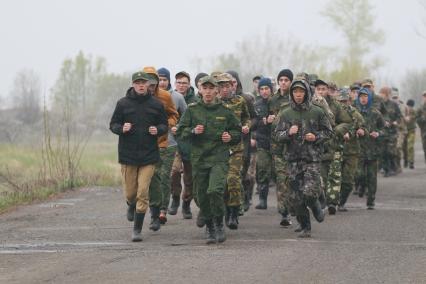 Бийск. Учащиеся десятых классов на военно-полевых сборах в Горно-Алтайском центре допризывной подготовки на  базе зенитно-ракетного соединения Центрального военного округа.