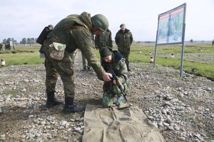 Бийск. Учащиеся десятых классов на военно-полевых сборах в Горно-Алтайском центре допризывной подготовки на  базе зенитно-ракетного соединения Центрального военного округа.