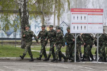 Бийск. Учащиеся десятых классов на военно-полевых сборах в Горно-Алтайском центре допризывной подготовки на  базе зенитно-ракетного соединения Центрального военного округа.