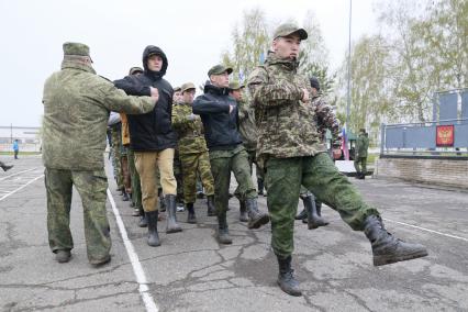 Бийск. Учащиеся десятых классов на военно-полевых сборах в Горно-Алтайском центре допризывной подготовки на  базе зенитно-ракетного соединения Центрального военного округа.