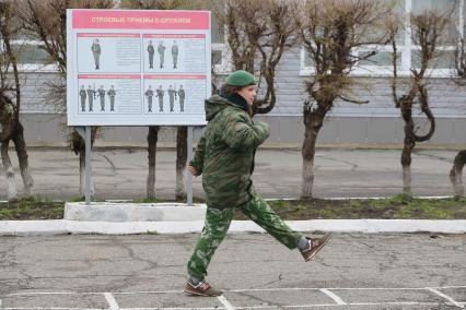 Бийск. Учащиеся десятых классов на военно-полевых сборах в Горно-Алтайском центре допризывной подготовки на  базе зенитно-ракетного соединения Центрального военного округа.