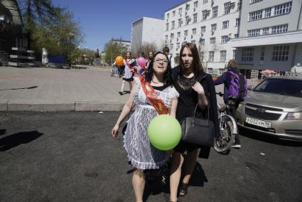 Екатеринбург. Учащиеся 9 и 11 классов гуляют в историческом сквере города, во время празднования Последнего звонка\" в школах