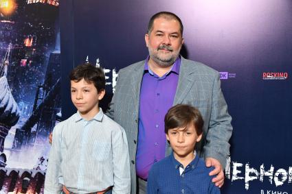 Москва. Писатель Сергей Лукьяненко с детьми на премьере фильма `Черновик` режиссера Сергея Мокрицкого в кинотеатре `Каро 11 Октябрь`.