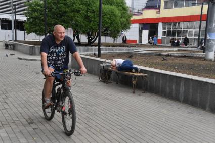 Москва.  Мужчина на велосипеде на одной из улиц города.