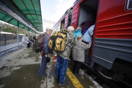 Екатеринбург. Пассажиры садятся в электричку