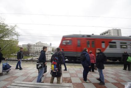 Екатеринбург. Пассажиры на железнодорожной станции в ожидании электрички