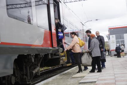 Екатеринбург. Пассажиры садятся на электричку