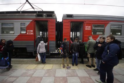 Екатеринбург. Пассажиры на железнодорожной станции садятся в электричку