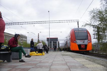 Екатеринбург. Пассажиры на железнодорожной станции в ожидании электрички