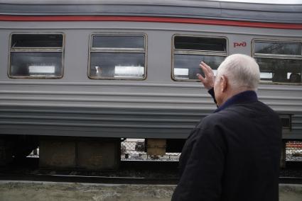 Екатеринбург. Мужчина на железнодорожной станции у электрички