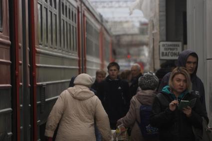 Екатеринбург. Пассажиры выходт из электрички на железнодорожной станции