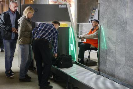 Екатеринбург. Досмотр личных вещей и багажа пассажиров пребывших через интероскоп. Екатеринбургский железнодорожный вокзал