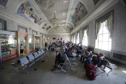 Екатеринбург. Пассажиры в зале ожидания Екатеринбургского железнодорожного вокзала