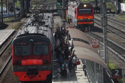 Екатеринбург. Пассажиры садятся на электричку