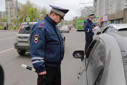 Красноярск.   Сотрудник ГИБДД проверяет документы у водителя.