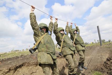 Бийск. Учащиеся десятых классов на военно-полевых сборах в Горно-Алтайском центре допризывной подготовки на  базе зенитно-ракетного соединения Центрального военного округа.