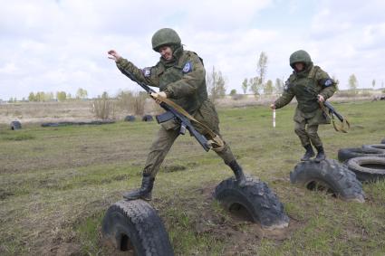 Бийск. Учащиеся десятых классов на военно-полевых сборах в Горно-Алтайском центре допризывной подготовки на базе зенитно-ракетного соединения Центрального военного округа.
