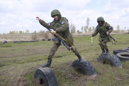 Бийск. Учащиеся десятых классов на военно-полевых сборах в Горно-Алтайском центре допризывной подготовки на  базе зенитно-ракетного соединения Центрального военного округа.